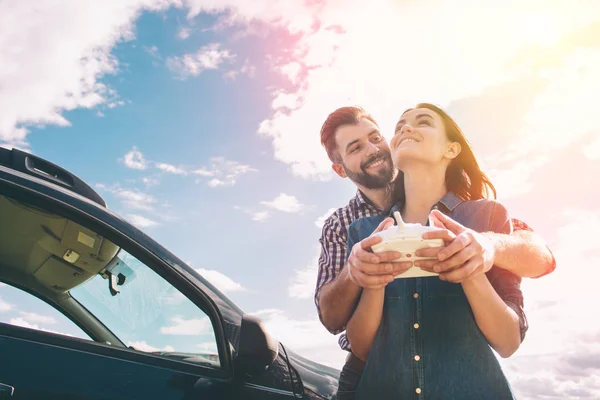 Date on the nature. Leisure for two. Birthday gift. A man and a woman launch a radio-controlled aircraft or a drone or a helicopter into the sky. And they run it together — Stock Photo, Image