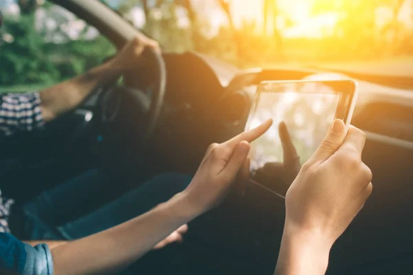 Пара с помощью GPS на планшетном комптере для навигации в автомобиле на отдыхе — стоковое фото