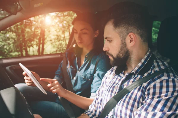 Pareja usando gps en la tableta compter para navegar en el coche de vacaciones — Foto de Stock