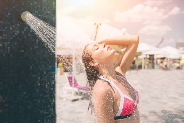 Hermosa mujer sexy tomando una ducha en la playa . — Foto de Stock