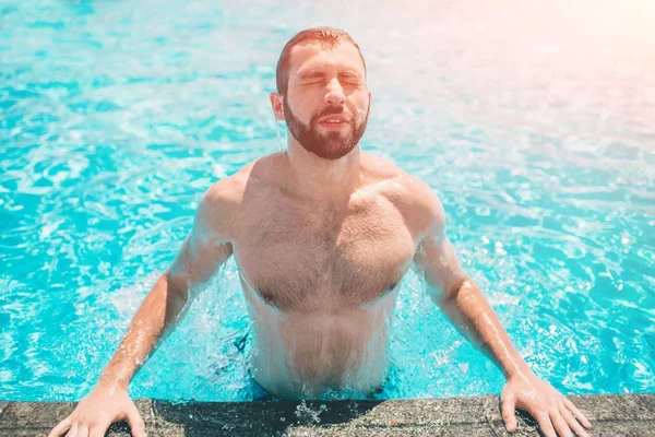 Καλοκαιρινή φωτογραφία μυϊκή χαμογελαστός άνθρωπος στην πισίνα. Ευτυχισμένος αρσενικό μοντέλο στο νερό σε καλοκαιρινές διακοπές — Φωτογραφία Αρχείου