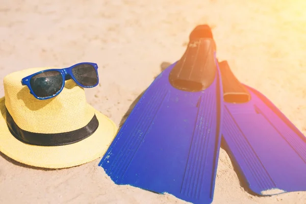 Плавать ласты шляпы и солнцезащитные очки на песчаном пляже — стоковое фото