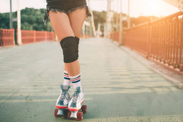 슬림 하 고 섹시 한 젊은 여자와 롤러 스케이트입니다. 여름 도시에 활성 휴가입니다. 익 스 트림 스포츠 — 스톡 사진