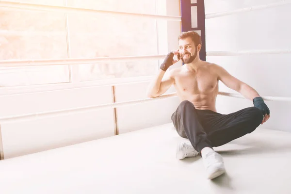 Красивый бородатый боксер с голым туловищем тренируется в бойцовском клубе — стоковое фото