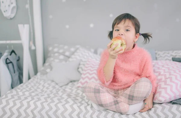 Little girl eats an apple — Stock Photo, Image