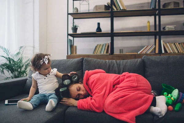 Young mother old is experiencing postnatal depression. Sad and tired woman with PPD. She does not want to play with her daughter — Stock Photo, Image