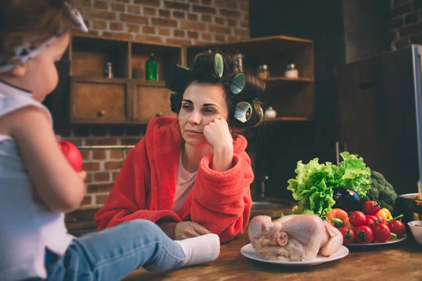 Τόνισε μαμά στο σπίτι. Νεαρή μητέρα με μικρό παιδί στην κουζίνα στο σπίτι. Γυναίκα κάνει πολλές εργασίες ενώ μοιάζει μετά το μωρό — Φωτογραφία Αρχείου