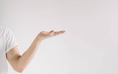 İnek bir el ben adam solated hayali bir şey beyaz arka plan üzerinde tutan gözlüklü.