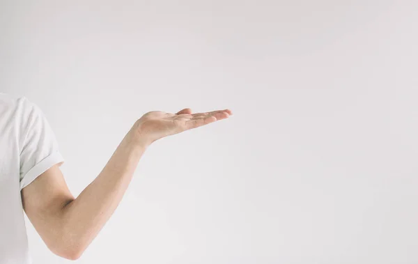 Nerd trägt eine Brille, die etwas Fantastisches in der einen Hand hält, d.h. Mann auf weißem Hintergrund. — Stockfoto