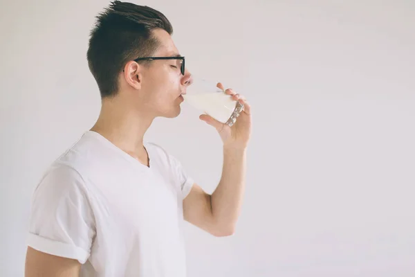 Человек пьет свежий стакан молока изолированы на белом фоне — стоковое фото