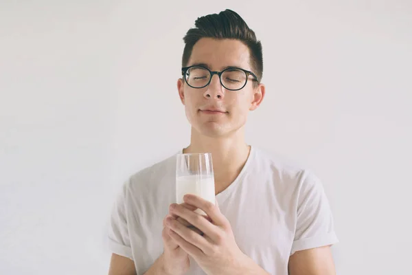 Mann trinkt frisches Glas Milch auf weißem Hintergrund — Stockfoto