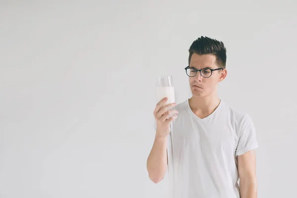 Hombre está bebiendo fresco vaso de leche aislado sobre fondo blanco —  Fotos de Stock