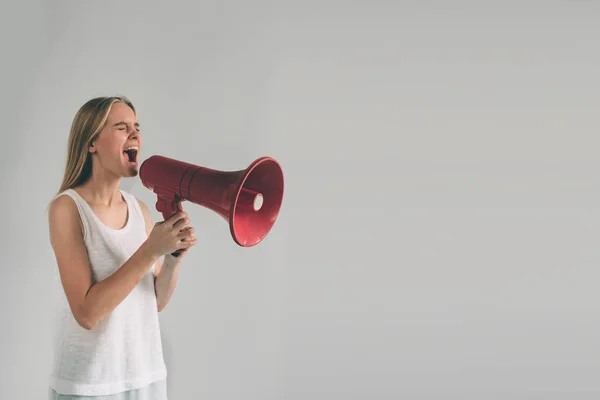 Retrato de mulheres jovens gritando usando megafone sobre fundo Menina em camisa branca, tiro estúdio  . — Fotografia de Stock