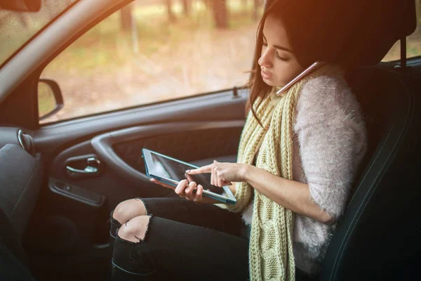 Femme multitâche tout en parlant au téléphone et en travaillant sur une tablette PC. La femme occupée est pressée, elle n'a pas le temps. Femme d'affaires . — Photo