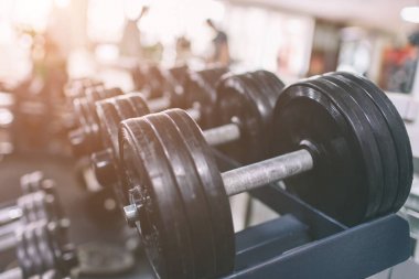 Siyah halter seti. Spor fitness Center'da birçok dumbbells kapatın. Satır hign kontrast ve renk tonu spor ve sağlık konsepti ile spor salonunda.