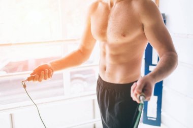 Yakışıklı sakallı boksör çıplak gövde ile dövüş kulübü pratik