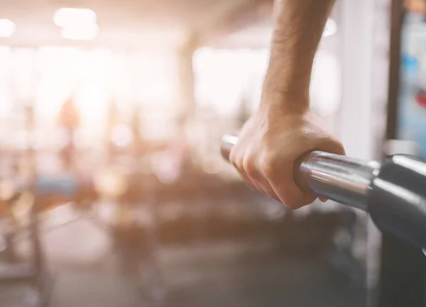 La mano è in primo piano. Allenamento in palestra. Tuffi su barre parallele. Fitness indoor . — Foto Stock