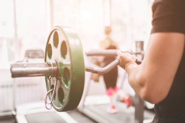 Uomo barbuto muscolare durante l'allenamento in palestra . — Foto Stock