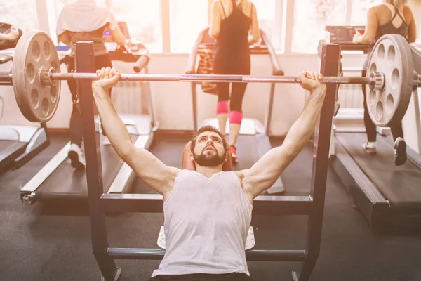 Uomo barbuto muscolare durante l'allenamento in palestra . — Foto Stock