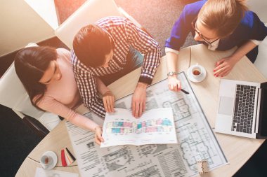 Genç aile çift satınalma Emlak Gayrimenkul kira. Erkek ve kadın için danışmanlık veren ajan. Ev ya da düz ya da daire satın almak için sözleşme imzalama. Boyutu tartışılması.