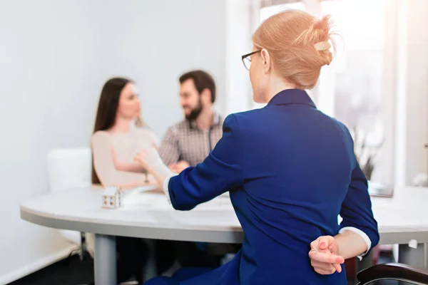 Kendine güvenen Broker ev satıcıları ile. Genç aile çift satınalma Emlak Gayrimenkul kira. Aldatma. Dolandırıcılık, dürüst olmayan,