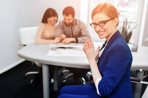 Självsäker mäklare med hem säljare bakom. Ung familj par köp hyra egendom fastigheter. Bedrägeri. Bedrägeri, oärliga, — Stockfoto