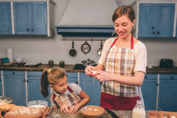 Готовить домашние торты. Счастливая любящая семья готовит пекарню вместе. Мать и дочь дочь девочка готовят печенье и веселятся на кухне. Раскатайте бабки. Яйца маша — стоковое фото