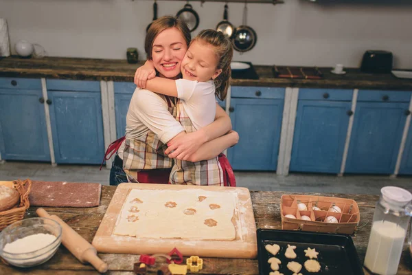 Μαγείρεμα σπιτικό κέικ. Ευτυχισμένη αγάπη οικογένεια ετοιμάζονται αρτοποιείο μαζί. Κοπέλα Κόρη μητέρα και το παιδί είναι το μαγείρεμα μπισκότα και τη διασκέδαση στην κουζίνα. Παιδί ψήσιμο τα cookies μαζί — Φωτογραφία Αρχείου
