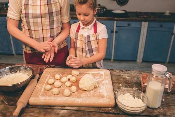 Μαγείρεμα σπιτικό κέικ. Ευτυχισμένη αγάπη οικογένεια ετοιμάζονται αρτοποιείο μαζί. Κοπέλα Κόρη μητέρα και το παιδί είναι το μαγείρεμα μπισκότα και τη διασκέδαση στην κουζίνα. Κυλήστε τη ζύμη. — Φωτογραφία Αρχείου