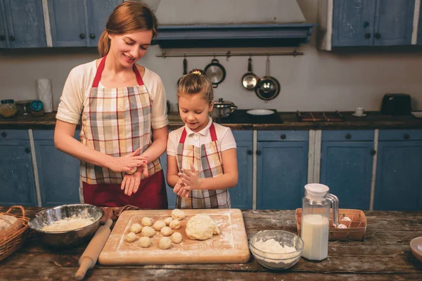 Μαγείρεμα σπιτικό κέικ. Ευτυχισμένη αγάπη οικογένεια ετοιμάζονται αρτοποιείο μαζί. Κοπέλα Κόρη μητέρα και το παιδί είναι το μαγείρεμα μπισκότα και τη διασκέδαση στην κουζίνα. Κυλήστε τη ζύμη. — Φωτογραφία Αρχείου
