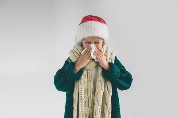 Imagen de estudio de una joven con pañuelo. Un niño enfermo aislado tiene secreción nasal. Pequeña modelo femenino hace una cura para el resfriado común — Foto de Stock