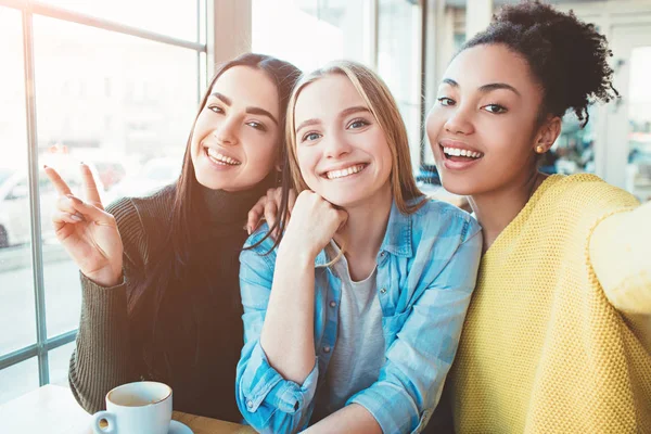 Dit is een selfie van boom mooie meisjes die ziet er zo geweldig en gelukkig op hetzelfde moment. Ze zijn in café drinken sommige koffie einde genieten van tijd doorbrengen samen. Close-up. Geknipte weergave. — Stockfoto