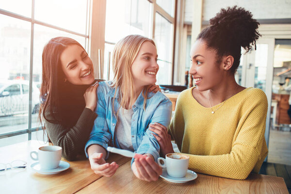 Интересная фотография молодых девушек-траи, где одна из них показывает свой тест на беременность с положительным результатом на камеру. Похоже, она рада тому, что беременна.
