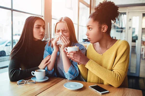 Nog een foto van triest meisjes waar twee van hen proberen te steun mentaal hun vriend. Ze is huilen beause van het feit dat ze is preganat en het niet het juiste moment voor dit soort dingen — Stockfoto