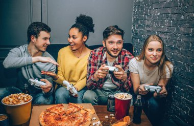 Bir resim nerede iki oyun düşük beş birbirine diğer iki are giving oyun oynuyor. Hepsini birlikte vakit tadını çıkarıyor.