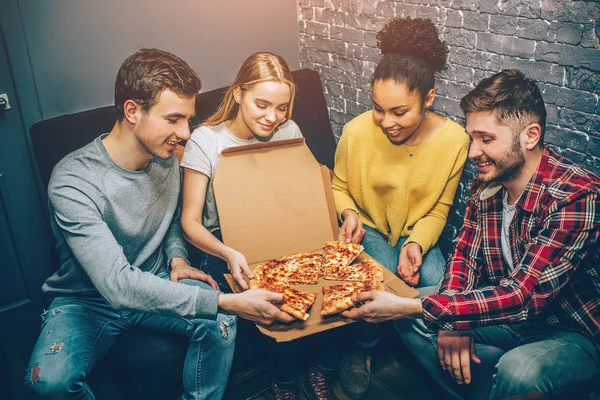Gruppenbild von Studenten, wo alle eine Pizza in der Hand halten. sie sind so hungrig, dass sie nicht mehr warten können und es sofort essen wollen. Partynacht — Stockfoto