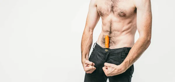 一个男人的照片, 他有一个胡萝卜在他的裤子, 并表明他是性和强大的。他的身体也很好。剪切视图. — 图库照片