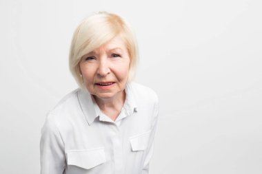 Eski ve zor çok detaylara özenli bir kadındır. Burada her şey kontrol etmek çalışıyor. Bu büyükannem çok responcible olduğunu ve dakik. Yakın çekim. Beyaz arka plan üzerinde izole