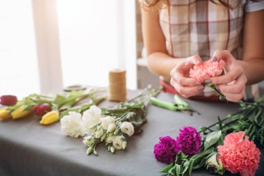 İşyerinde kadın çiçekçi: genç ve güzel esmer kadın moda modern buket farklı çiçek yapma. Çiçekli atölyesinde çalışan kadınlar