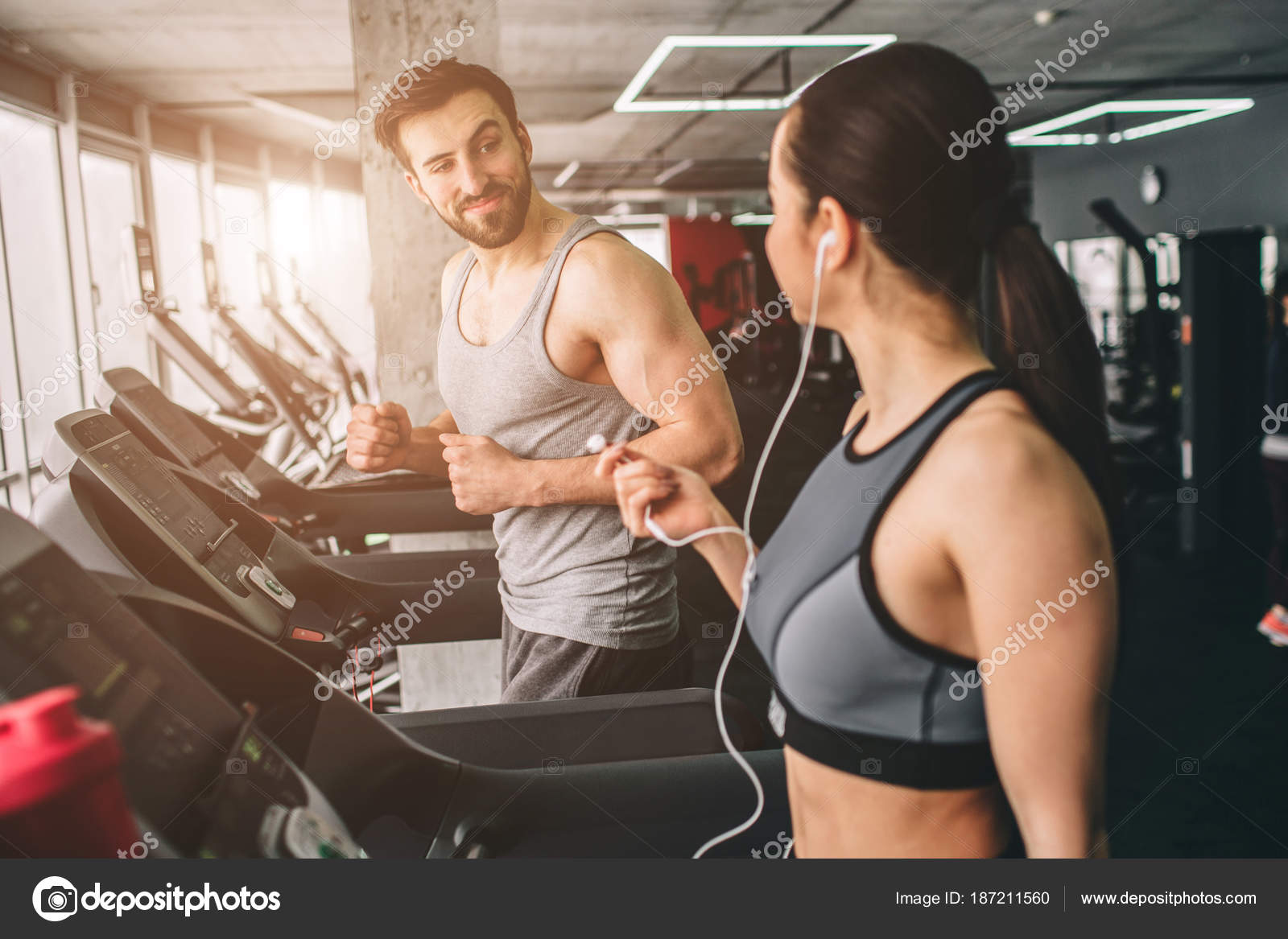 женщина тащит мужчину. девушка сильнее парня. женщина сильнее мужчины. мурея вульфи. девушка сильнее мужика.