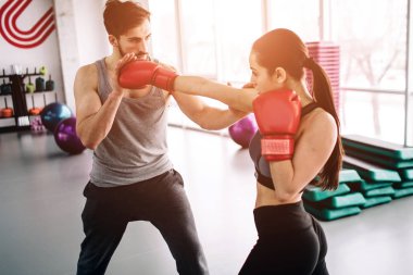 Hansome ve su kuyusu-yapılı ortakları birlikte boks. O attackes Merhaba, süre o defennce için çalışıyor ve aynı zamanda saldırı çalıştığınız. Konsantre oldukları ve bilinçli