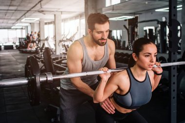 Yardım ve ağız kavgası Smiths makinede doğru şekilde yapmak için kız arkadaşı destekleyen bir adam görünümünü kesti. Yakın çekim.