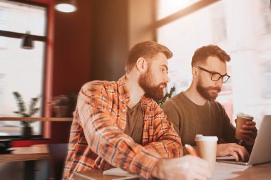 Kafede okuyan iki hipsters görünümünü kesti. Ne ortağı yapıyor, lookint başka bir şey onlardan biri bilgisayarda çalışıyor.