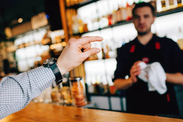 Alkol bir kısmını barmen için gösterilen müşteriler el kapatın. Ve bu iksir cam içine dökülür. Çok küçük. — Stok fotoğraf