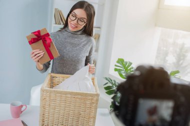 Kız bir hediye sepeti Çamaşırhane ile buldu. Ve mutlu görünüyor. Blogger tepkisi video kaydediyor.