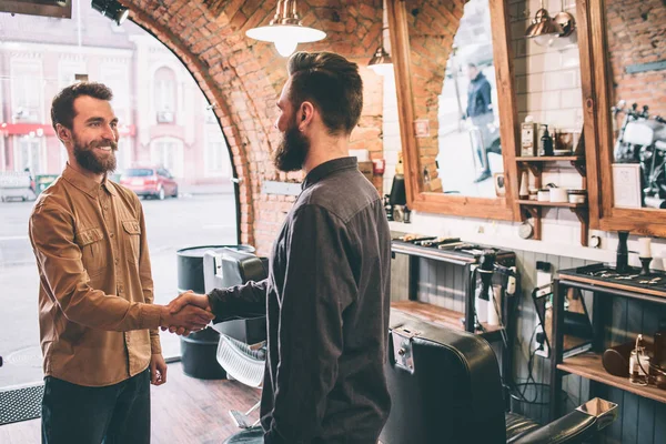 Due ragazzi amichevoli si stanno stringendo la mano. Amavano lavorare insieme. . — Foto Stock