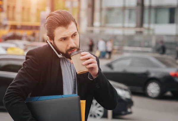 L'homme occupé est pressé, il n'a pas le temps, il va manger des collations sur le pouce. Travailleur manger, boire du café, parler au téléphone, en même temps. Homme d'affaires effectuant plusieurs tâches — Photo