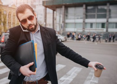 Sakallı işadamı ile bir taksi yakalamak kahve fincanı. O zaman yok, üstünde belgili tanımlık gitmek telefonda konuşacak. Birden fazla görev yapan erkek. Çoklu görev iş erkek dört.