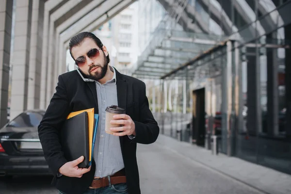 L'homme occupé est pressé, il n'a pas le temps, il va manger des collations sur le pouce. Travailleur manger, boire du café, parler au téléphone, en même temps. Homme d'affaires effectuant plusieurs tâches — Photo