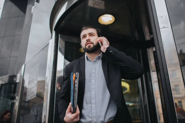 L'homme occupé est pressé, il n'a pas le temps, il va parler au téléphone en déplacement. Homme d'affaires faisant plusieurs tâches. Homme d'affaires multitâche . — Photo